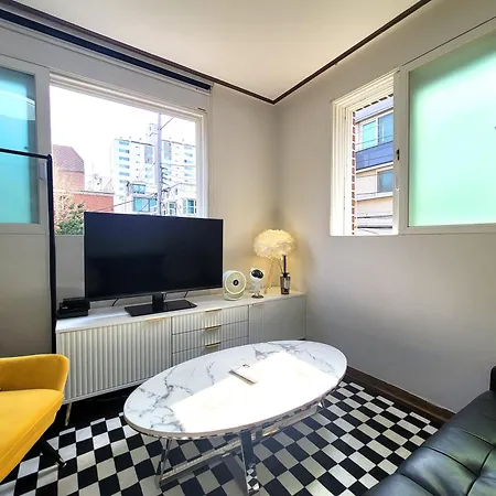 A Sunny And Comfortable House-202